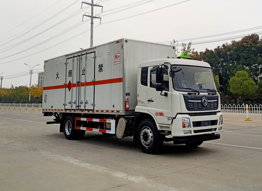 東風(fēng)天錦6米8易燃液體廂式運(yùn)輸車