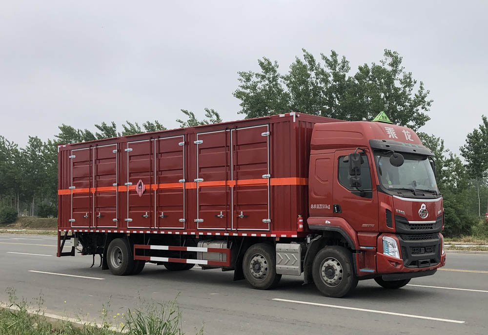 柳汽乘龍9米6易燃固體廂式運(yùn)輸車