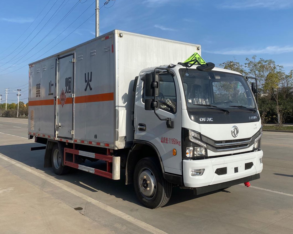 東風(fēng)多利卡5米1易燃固體廂式運(yùn)輸車
