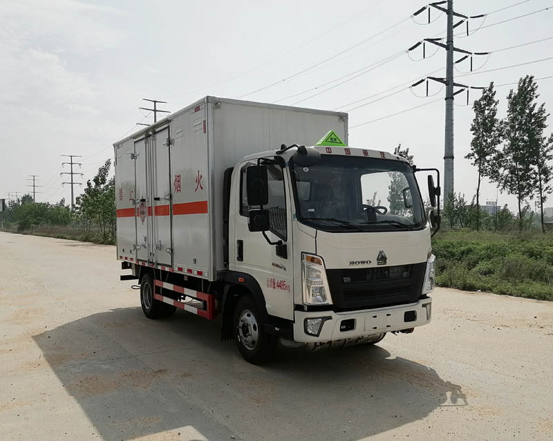 重汽豪沃4米1易燃固體廂式運(yùn)輸車