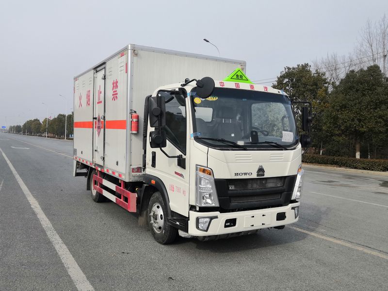 重汽豪沃4米1易燃固體廂式運(yùn)輸車