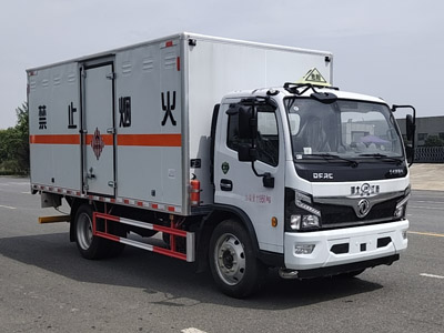 東風(fēng)福瑞卡5米1易燃固體廂式運(yùn)輸車