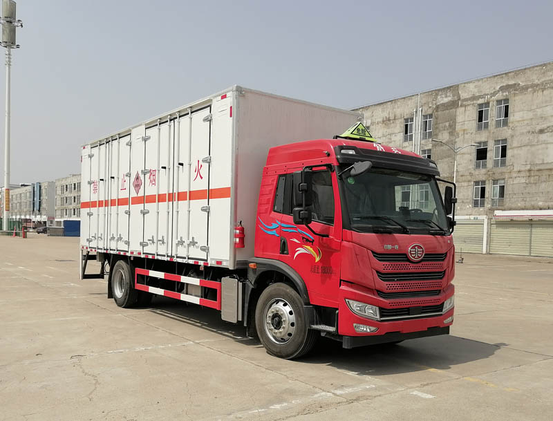 解放6米8易燃固體廂式運(yùn)輸車